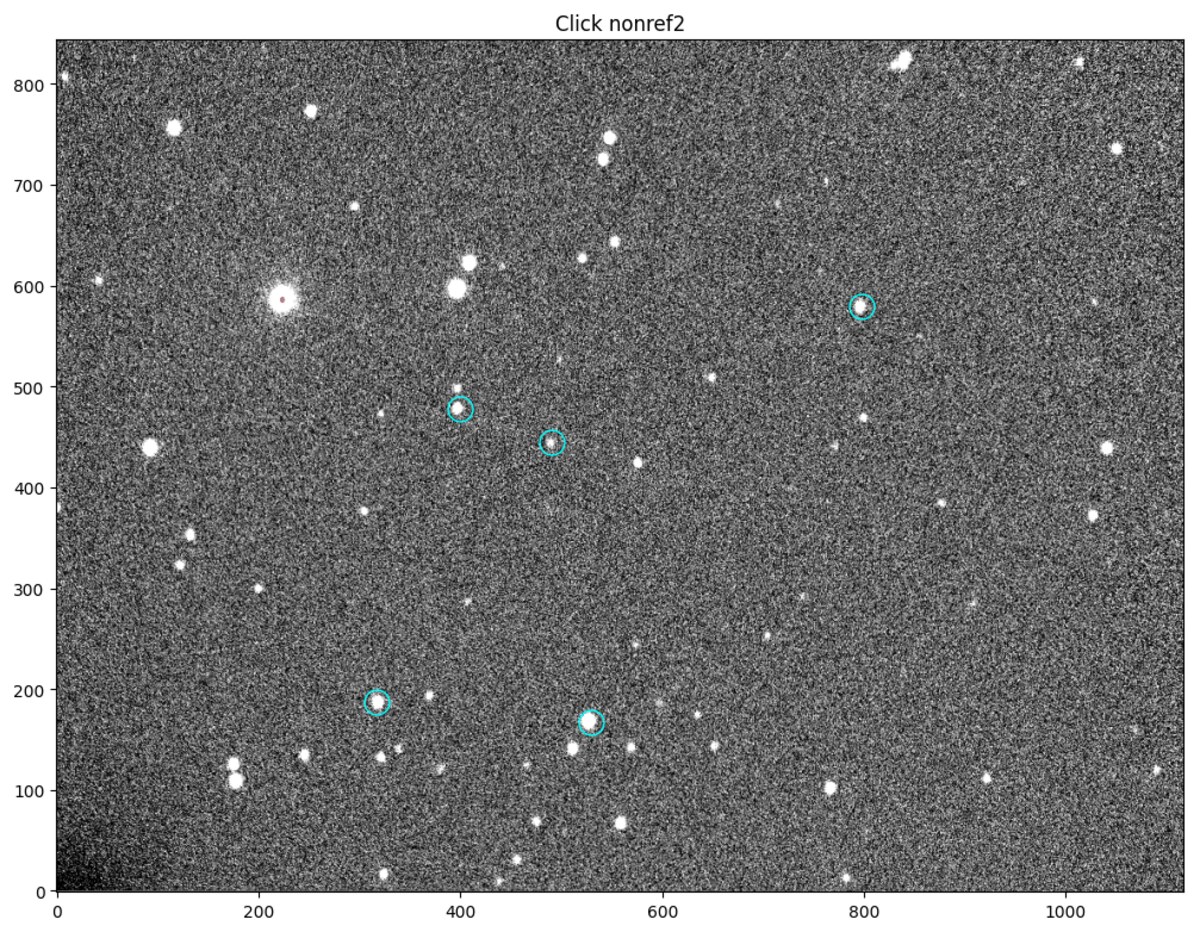 Reduced r-band field of J0813 with the quasar and reference stars marked for aperture photometry